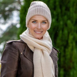 Parchment Luxe Italian Cashmere Beanie -Elegant Scarf Store cream cashmere beanie 3