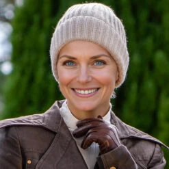 Parchment Luxe Italian Cashmere Beanie -Elegant Scarf Store cream cashmere beanie 4